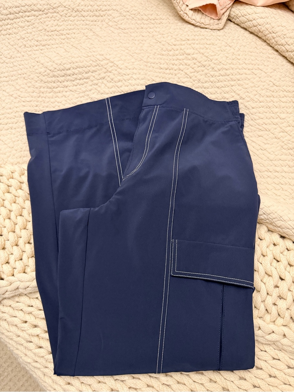 Athleta wide leg cargo pants sz 10 Navy w/contrast stitching - Picture 4 of 5